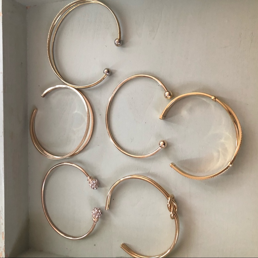 ☀️ Set of 6 Gold Tone Bracelets